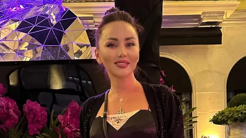 Баян Алагузова показала свое школьное фото в дерзком образе