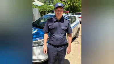 полицейский помог девушке, фото - Новости Zakon.kz от 03.06.2025 18:34