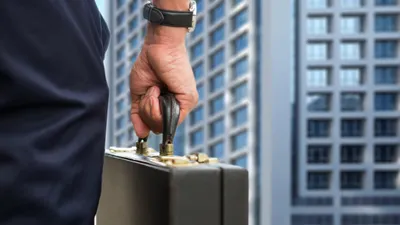 Госслужба, портфель, дипломат, государственная служба, госслужащие, госслужащий, фото - Новости Zakon.kz от 04.07.2025 17:22