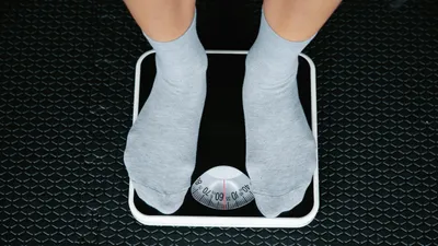 мужчина на весах, фото - Новости Zakon.kz от 03.06.2025 14:28