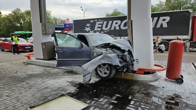 Утренняя авария в Алматы: автомобиль влетел в АЗС