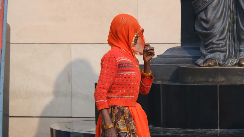 Жительница Индии обокрала семью и сбежала с молодым любовником