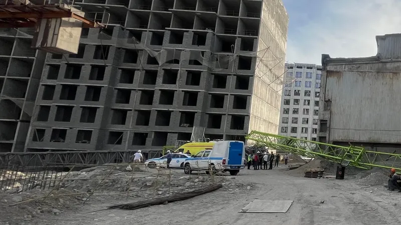 Башенный кран рухнул в Алматы: есть погибший