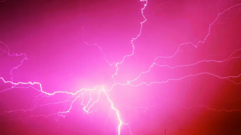 Фотограф запечатлел огромную красную молнию в Тибете