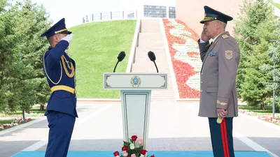 Руслан Жаксылыков, глава Минобороны, вручение, отличники военных вузов и колледжей, погоны, фото - Новости Zakon.kz от 04.06.2025 18:56