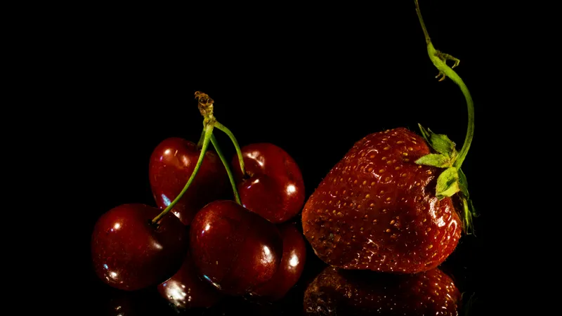 Кому нельзя есть много клубники и черешни