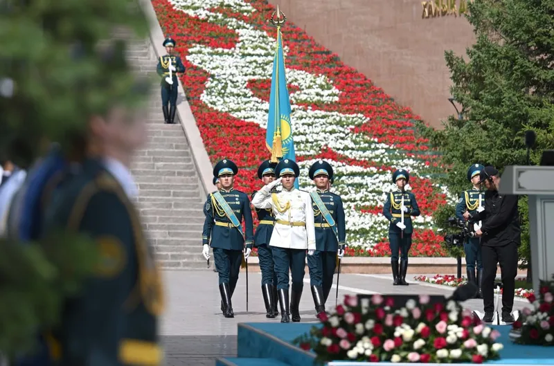 военные в парке несут флаг, фото - Новости Zakon.kz от 04.06.2025 11:40