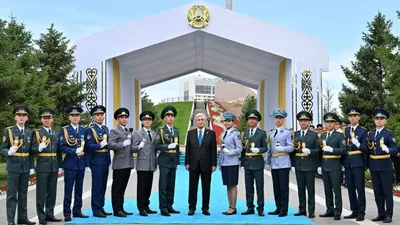 Токаев с выпускниками военных учебных заведений, фото - Новости Zakon.kz от 04.06.2025 11:50