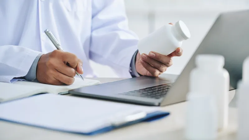 Депутат раскритиковал существующий порядок регистрации лекарств в Казахстане