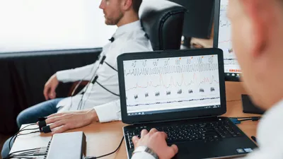 мужчина прохожит исследование на полиграфе, фото - Новости Zakon.kz от 04.06.2025 10:35