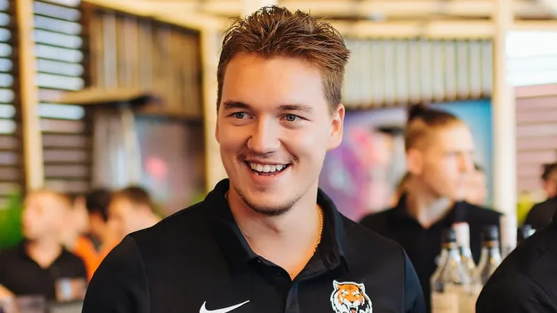 "Северсталь" заключила контракт с экс-защитником "Барыса"