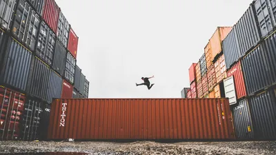 мужчина бежит по контейнерам, фото - Новости Zakon.kz от 05.06.2025 13:26