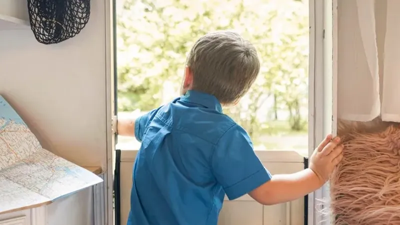 Четыре случая выпадения детей из окон произошли в Акмолинской области