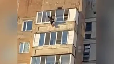 Караганда, мужчина на балконе, , фото - Новости Zakon.kz от 06.06.2025 13:30