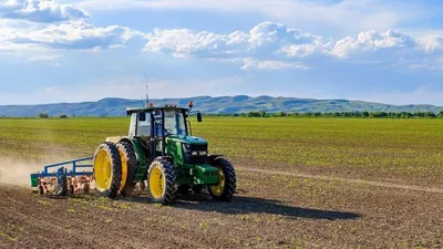 трактор, поле, фото - Новости Zakon.kz от 06.06.2025 12:08