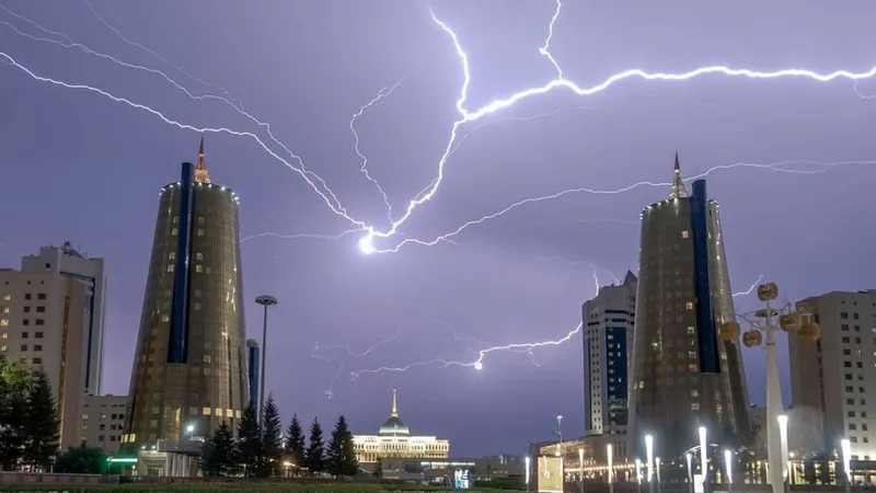 Грозы обрушатся на Казахстан: важное обращение МЧС