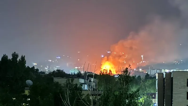 В Алматы сильное пламя охватило строящийся особняк – видео