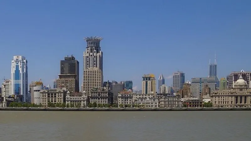 Сотни роботов перенесли многотонные исторические здания в Китае