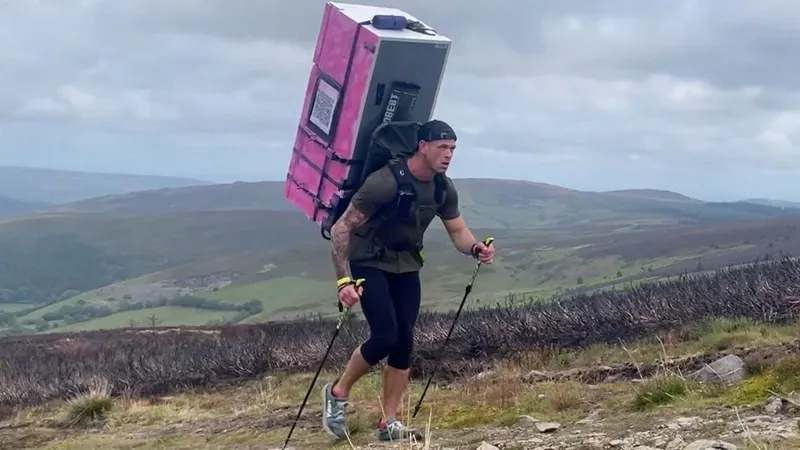 Мужчина прошел 112 км с холодильником за спиной после смерти жены