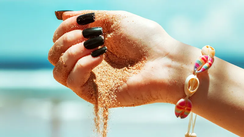 Какой маникюр принесет удачу и успех летом-2025, раскрыла астролог