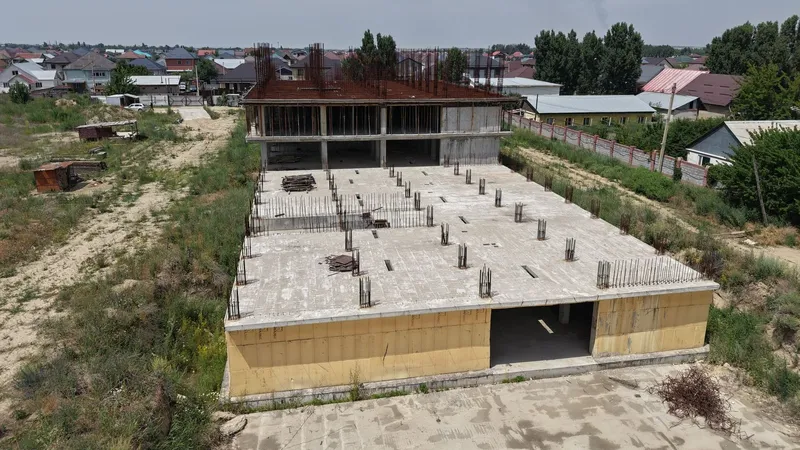 В Алматы сносят жилой комплекс