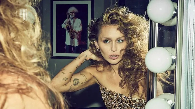 Майли Сайрус рассказала, как скрывала наркозависимость за увлечением винтажной одеждой