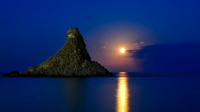 Клубничное полнолуние 11 июня 2025: чем опасно и что нельзя делать