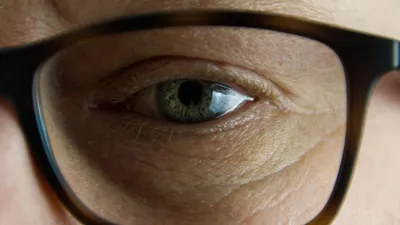 инвалид по зрению, фото - Новости Zakon.kz от 11.06.2025 19:14