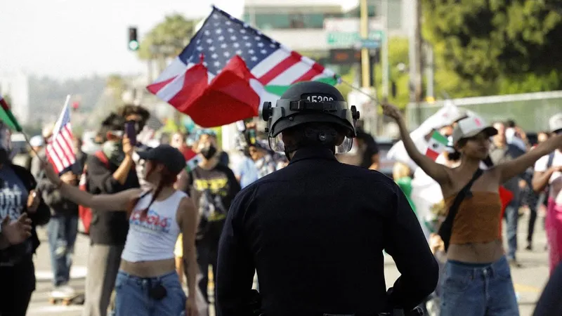 Погромы в Лос-Анджелесе: мэр объявила ЧП и ввела комендантский час