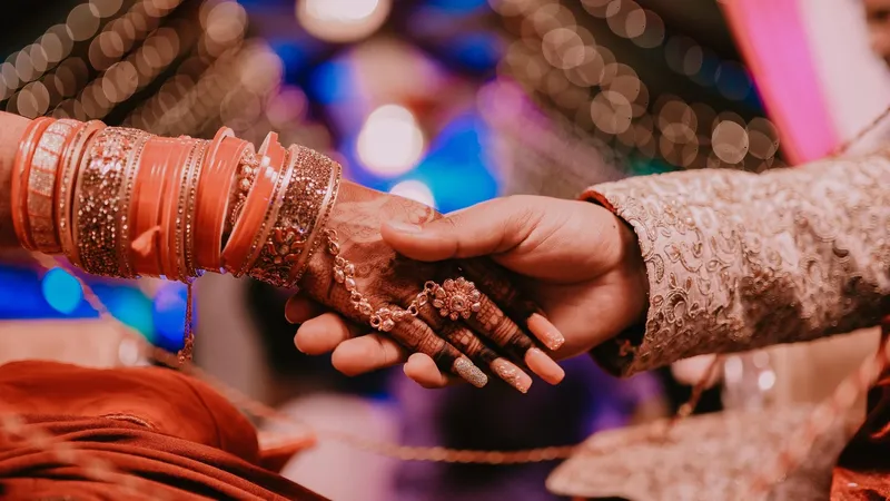 Женихи остались без золота и жен: фиктивные свадьбы шокировали Индию