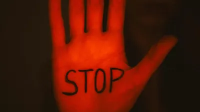 надпись стоп на ладони, фото - Новости Zakon.kz от 12.06.2025 10:53