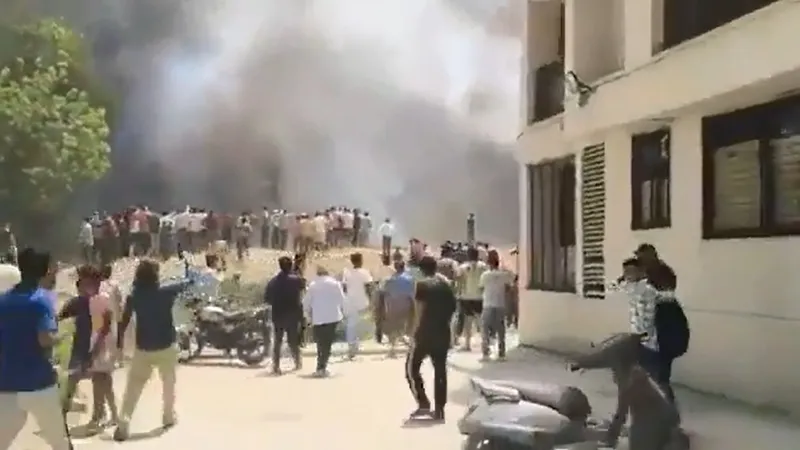 Пассажирский самолет разбился в жилом районе Индии – видео крушения