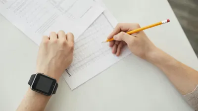 мужчина пишет тест, фото - Новости Zakon.kz от 12.06.2025 13:31