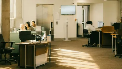 4 правила, которые помогут легче перенести жару в офисе, фото - Новости Zakon.kz от 12.06.2025 15:30