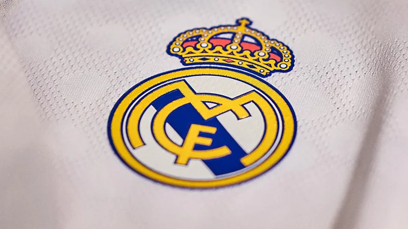 Какой футбольный клуб пользуется популярностью у фанатов в соцсетях