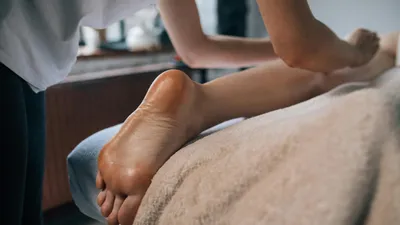 массаж ноги, фото - Новости Zakon.kz от 17.06.2025 11:27