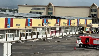 парковка перед торговым центром, фото - Новости Zakon.kz от 18.06.2025 16:10