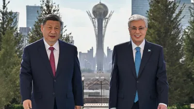 Президент Казахстана Касым-Жомарт Токаев, Председатель Китайской Народной Республики, председатель КНР Си Цзиньпин, Касым-Жомарт Токаев и Си Цзиньпин, казахстанско-китайские отношения, фото - Новости Zakon.kz от 26.08.2025 09:01