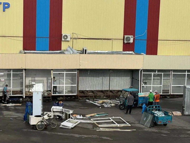 парковка перед торговым центром, фото - Новости Zakon.kz от 18.06.2025 16:10