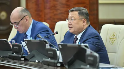 Депутат Мажилиса Уласбек Садибеков (справа), фото - Новости Zakon.kz от 18.06.2025 12:31