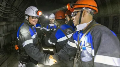 Премьер-министр Казахстана, Олжас Бектенов, под землей  с шахтерами, фото - Новости Zakon.kz от 19.06.2025 12:59