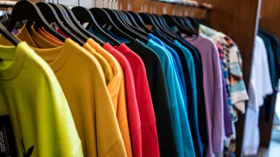 Какой цвет одежды лучше всего защищает от лучей солнца, фото - Новости Zakon.kz от 20.06.2025 18:02