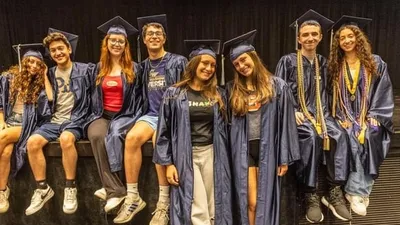 В Нью-Йорке школа выпустила одновременно 15 пар близнецов, фото - Новости Zakon.kz от 22.06.2025 05:25