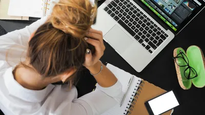 девушка за компьютером, фото - Новости Zakon.kz от 23.06.2025 11:38