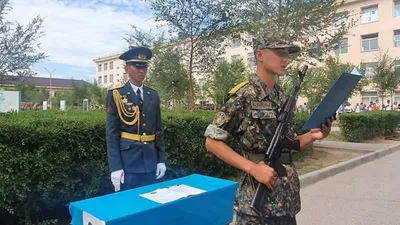 солдат читает клятву присяги, фото - Новости Zakon.kz от 25.06.2025 15:18