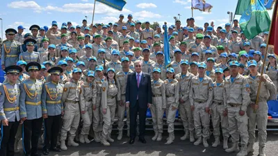 Касым-Жомарт Токаев в окружении участников военных сборов в Актобе, фото - Новости Zakon.kz от 25.06.2025 15:55