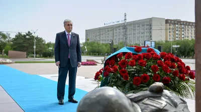  Токаев, цветы, мемориальный комплекс, Алия Молдагулова, фото - Новости Zakon.kz от 25.06.2025 14:09