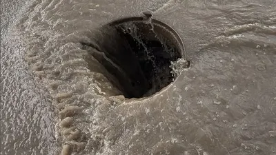 дождевая вода льется в канализацию, фото - Новости Zakon.kz от 26.06.2025 14:40
