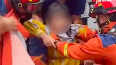 Спасатели достали из канализации девочку, фото - Новости Zakon.kz от 27.06.2025 04:40