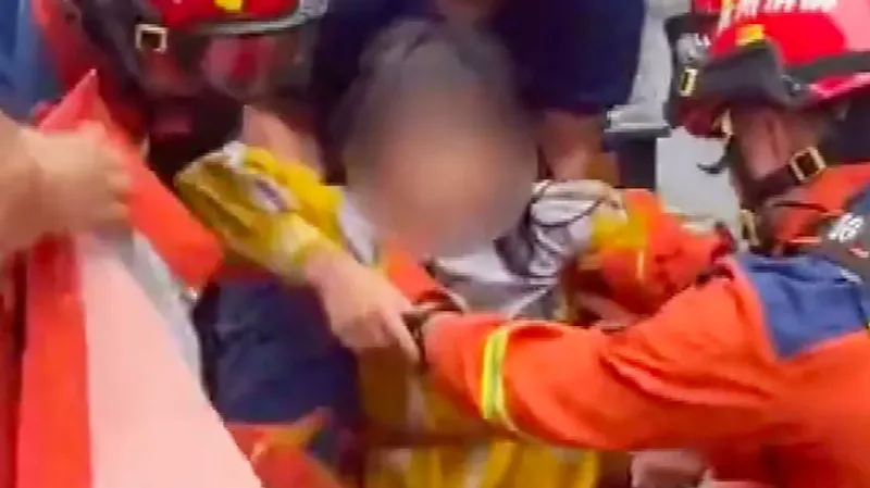 Первоклассницу вытащили из канализации спустя 7 часов после наводнения в Китае